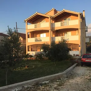 Apartman Mladenka 20m From Marina!